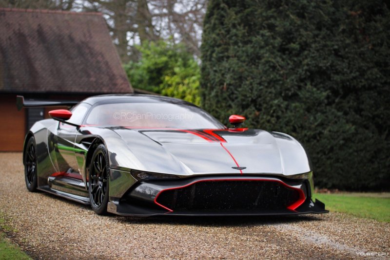 Машина Aston Martin Vulcan