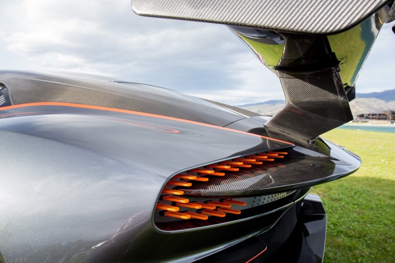 Aston Martin Vulcan задние фары