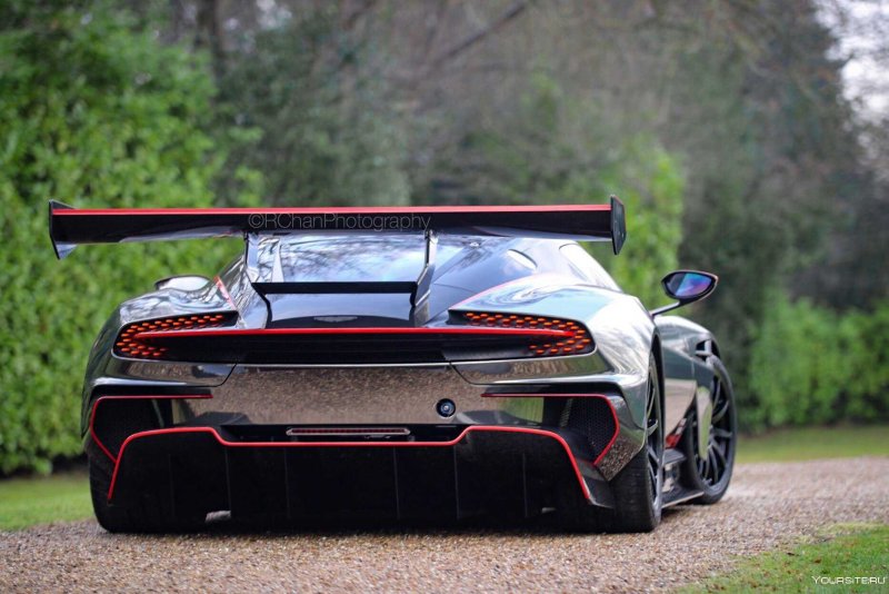 Машина Aston Martin Vulcan