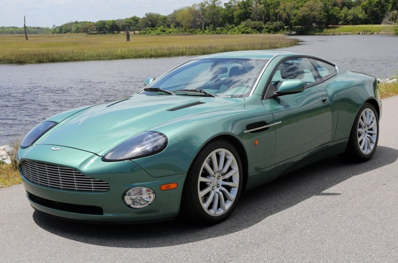 Астон Мартин Vanquish 2001