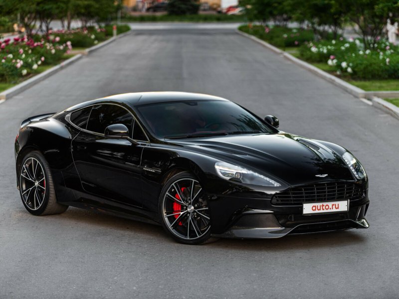 Машина Aston Martin Vanquish