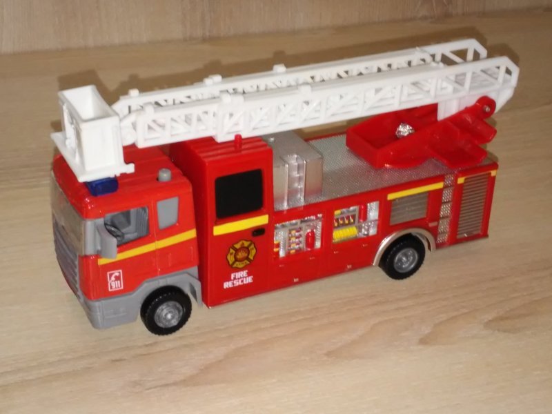 Пожарную машину игрушечную и настоящую