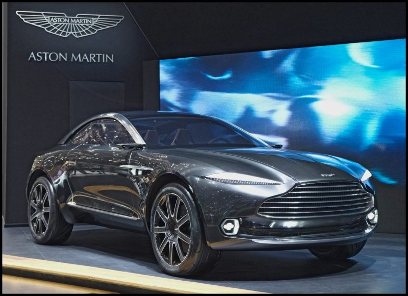 Aston Martin DBX 2022 внедорожник