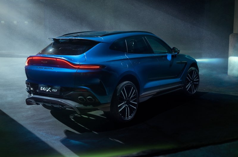 Aston Martin DBX SUV 2022