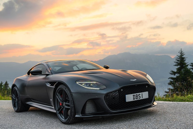 Aston Martin DBS Superleggera 2021