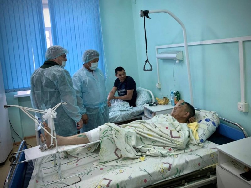 Молодые люди в больнице