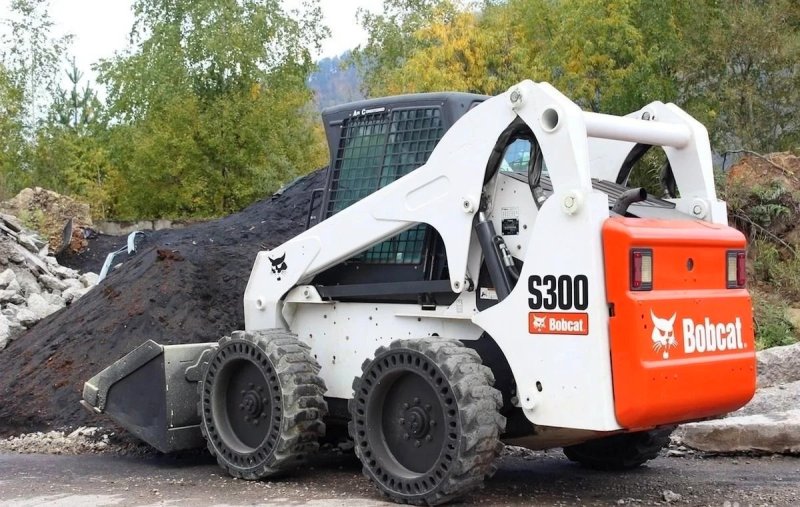 Мини погрузчик Bobcat s300 колеса