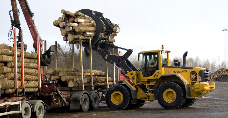 Погрузчик Volvo l120f с лесным захватом