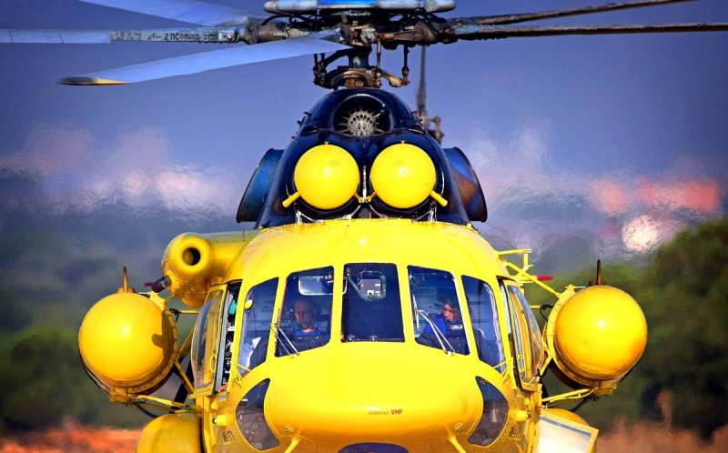 Вертолёт ми-8 желтый