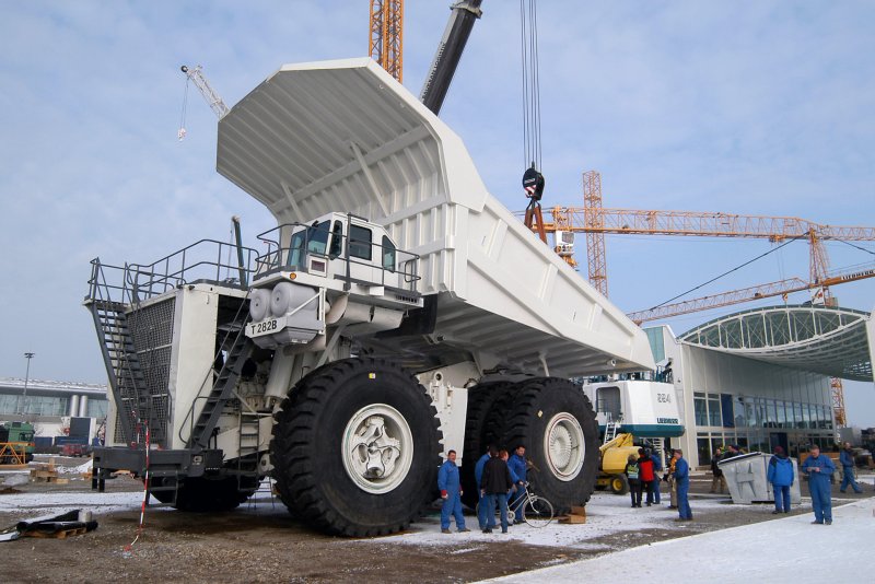 Немецкий самосвал Liebherr t282b