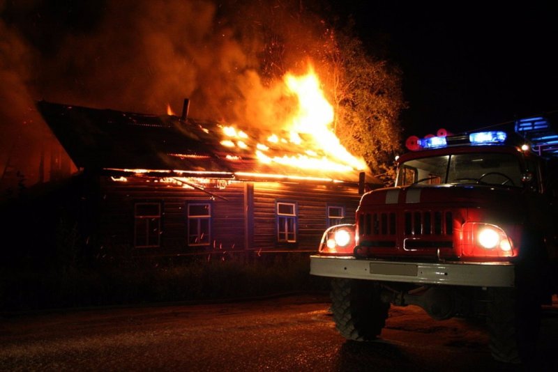 Пожарная машина ночью