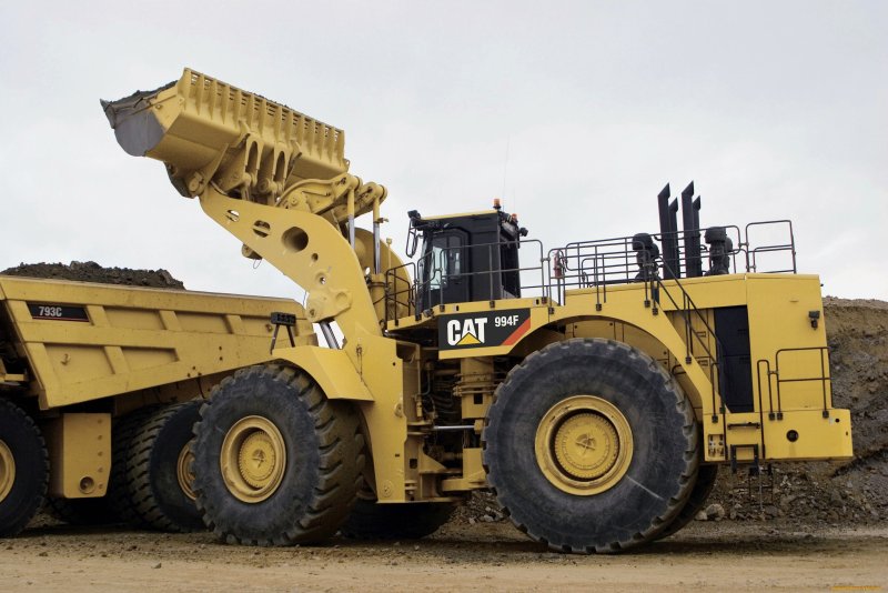 Карьерный фронтальный погрузчик Caterpillar