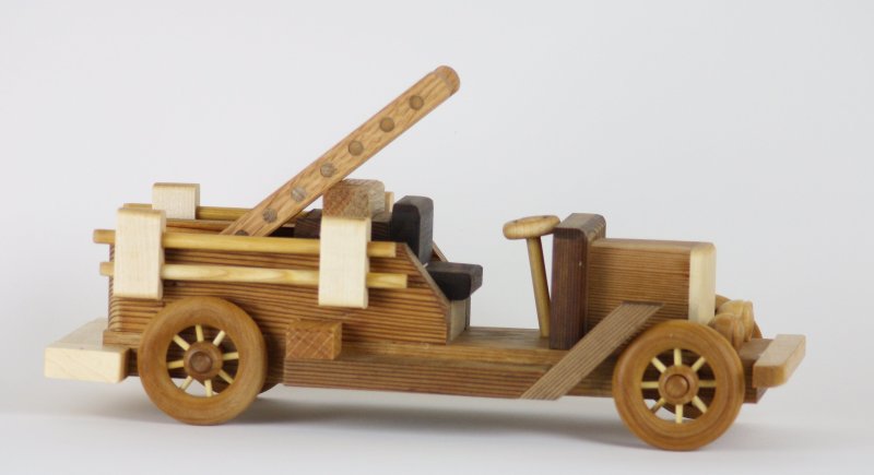 Старые деревянные игрушки машинки
