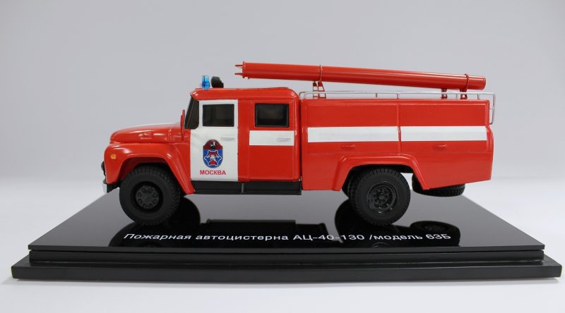 Модель пожарной машины из пластилина
