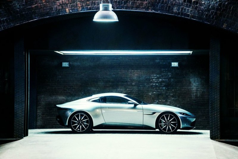 Aston Martin DB 10 007