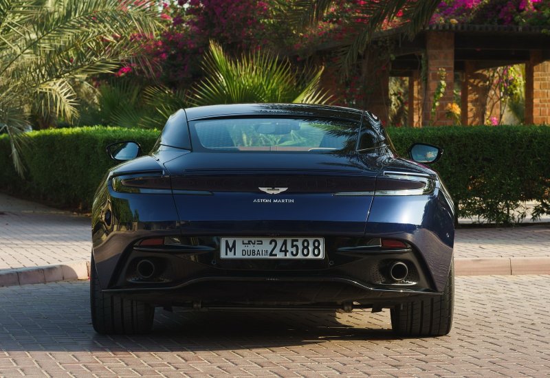 Астон Мартин db11