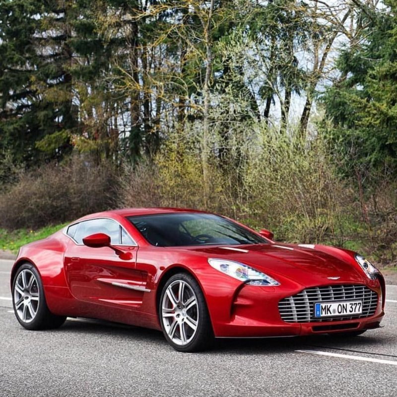 Aston Martin one-77 красный