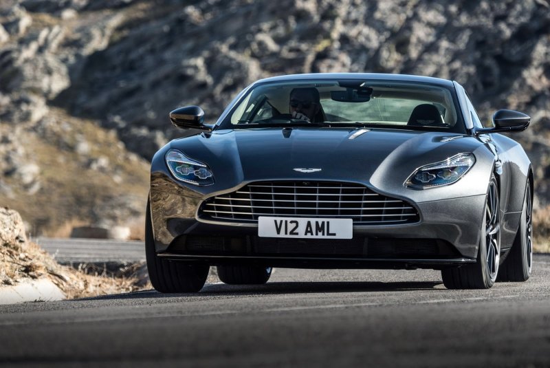 Машина Aston Martin db11