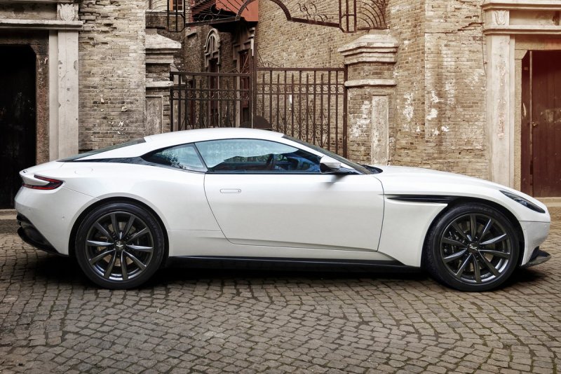 Aston Martin db11 2020
