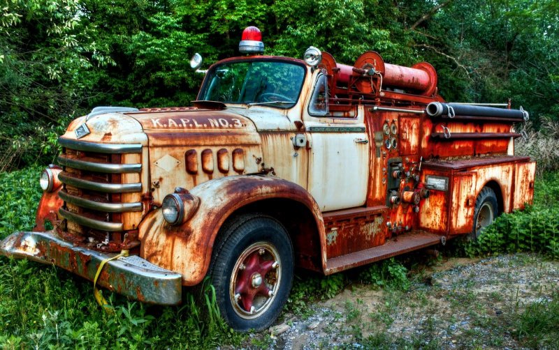 Ржавая пожарная машина