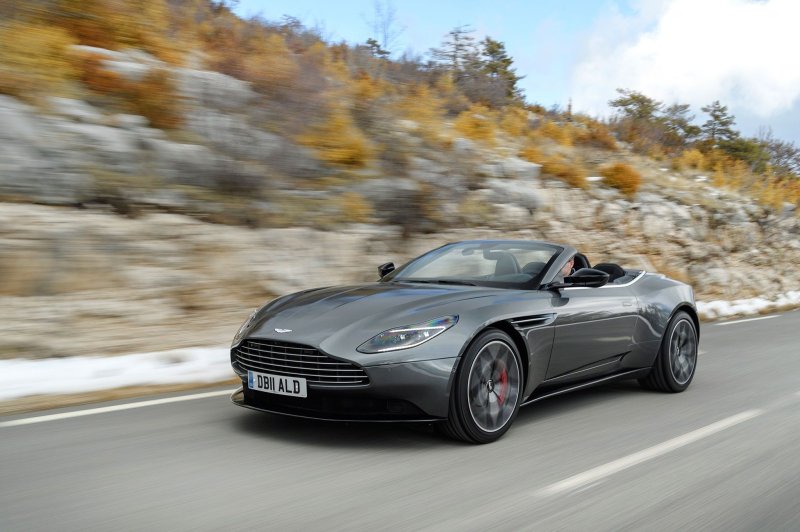 Машина Aston Martin db11
