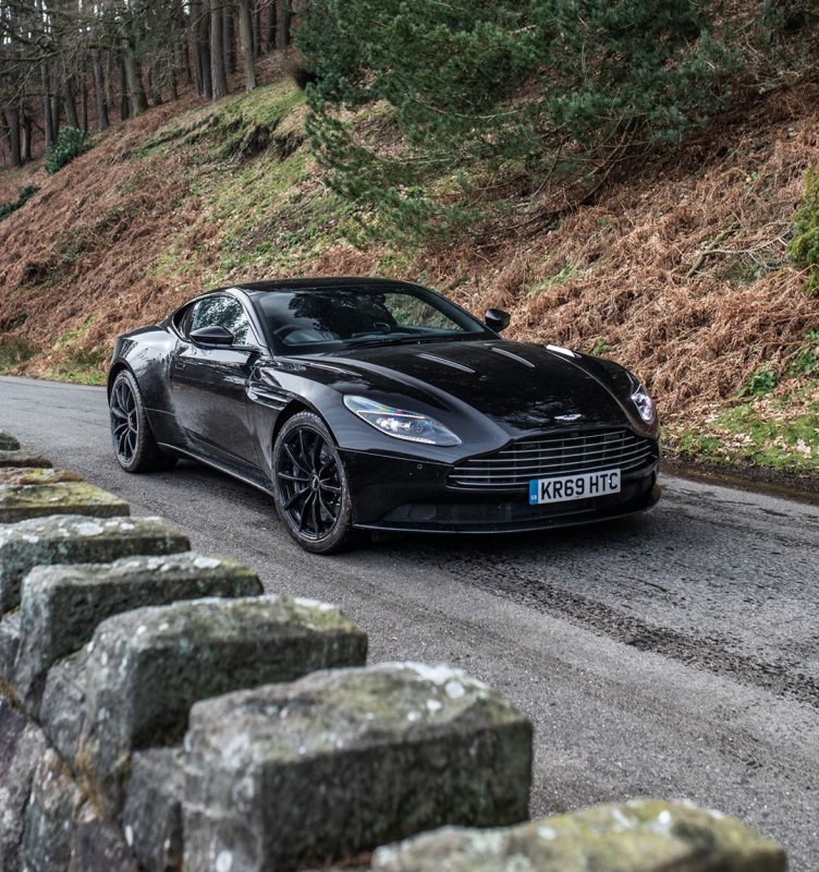 Aston Martin db11 2021