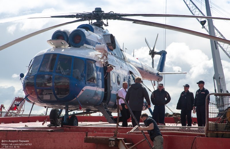 Вертолёт сел на судно
