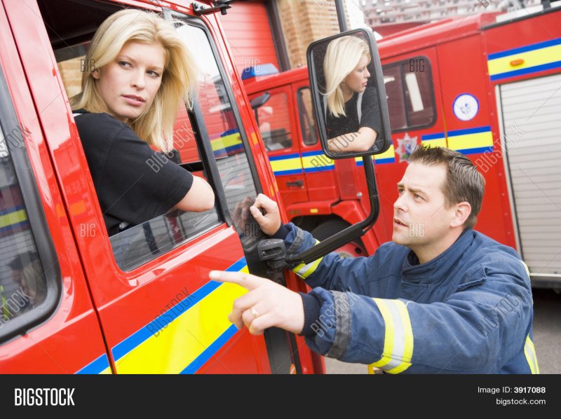 Девушки и пожарные машины