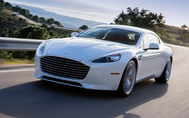 Машина Aston Martin rapide