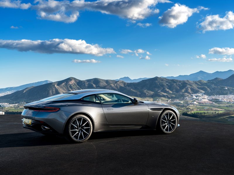 Астон Мартин db11