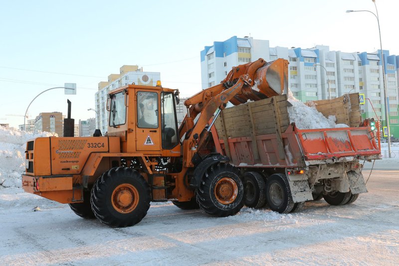 Фронтальный погрузчик Амкодор в снегу