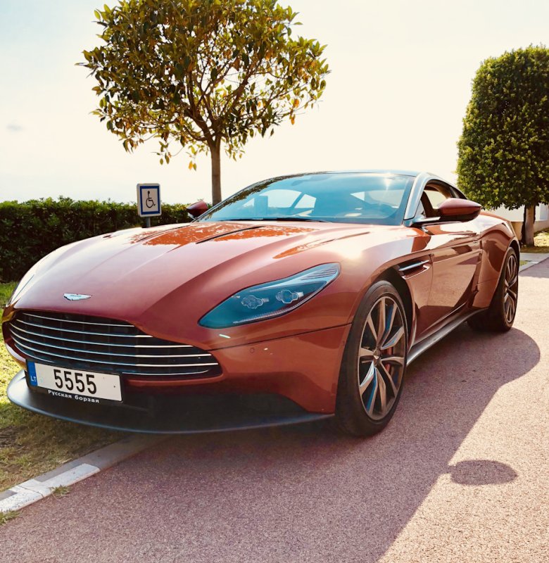 Aston Martin db11 i