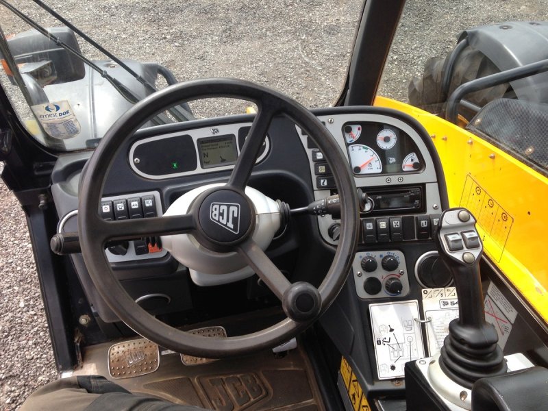 JCB 541-70 внутри кабины