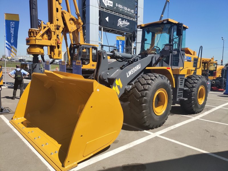 Фронтальный погрузчик XCMG lw550ru