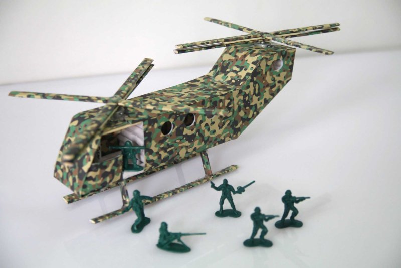Военный вертолет из картона