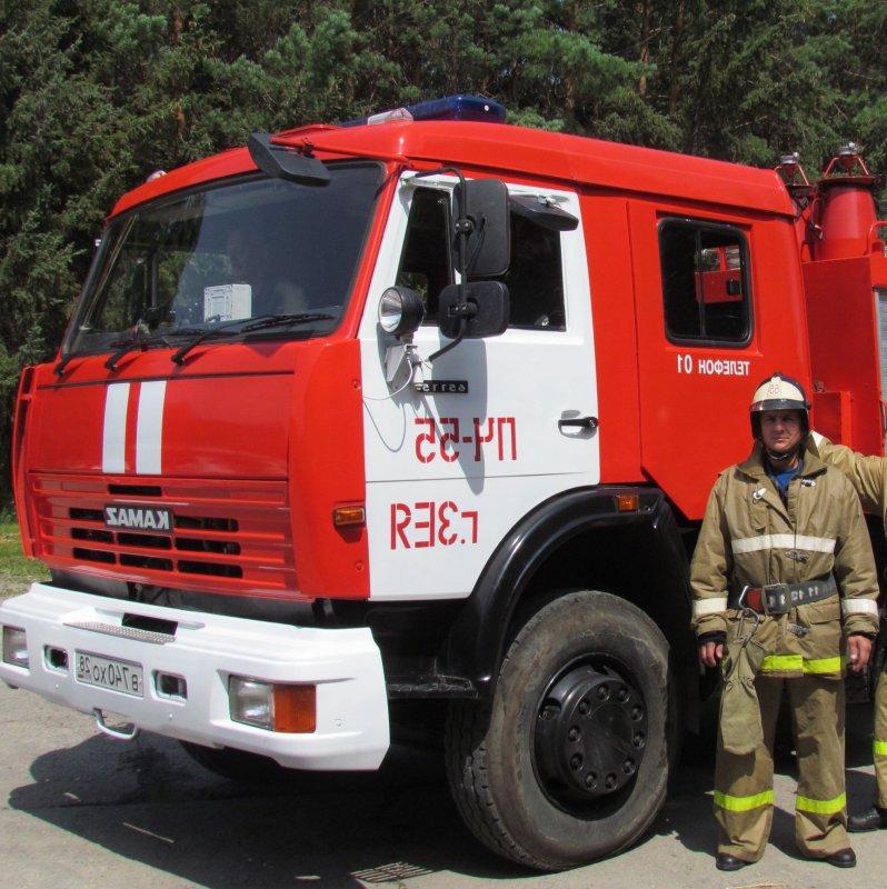Пожарная машина и пожарник