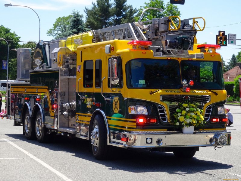 Желтая пожарная машина