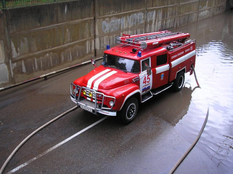 Пожарная машина со шлангом