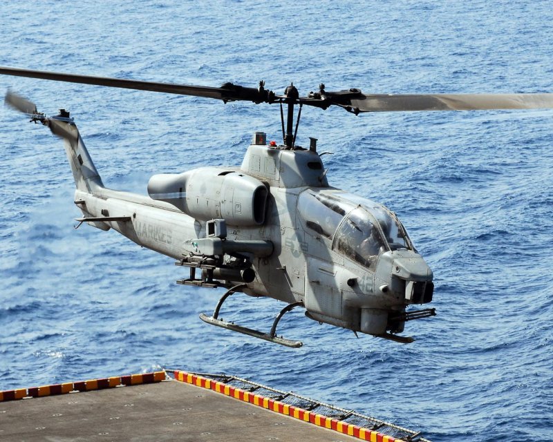 АН-1 Кобра вертолет