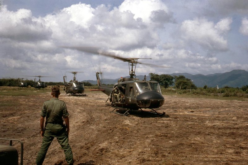 Bell uh-1 Iroquois Vietnam подбитый