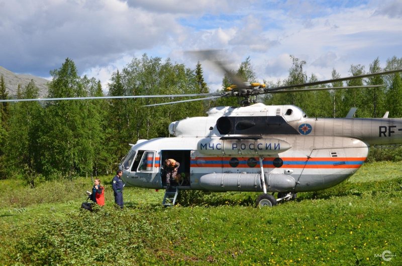 Вертолет над тайгой