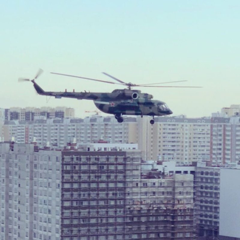Вертолет над домом