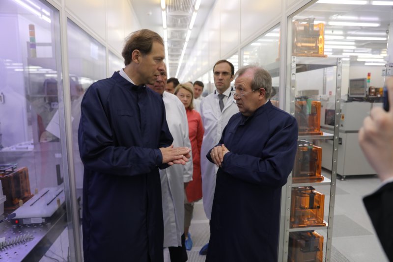 Мантуров на Микроне