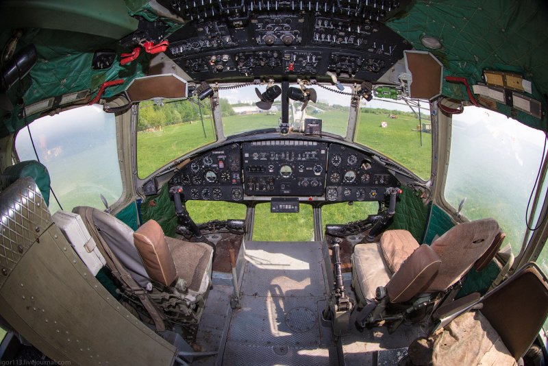 Кабина пилотов вертолета ми-10