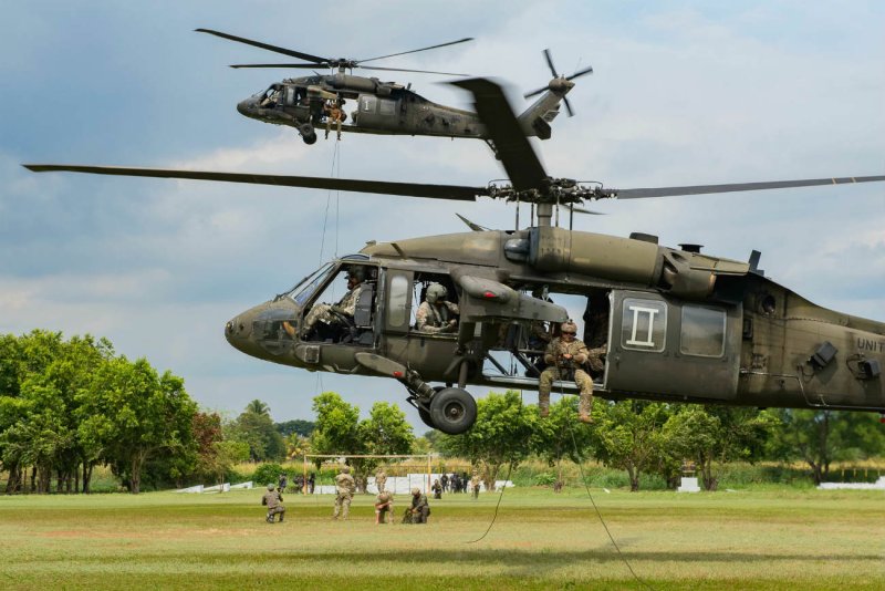 Вертолёт uh-60 Black Hawk
