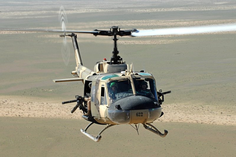Военный американский вертолет uh1