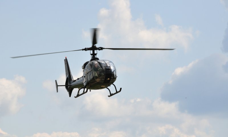 Вертолет летит прямо