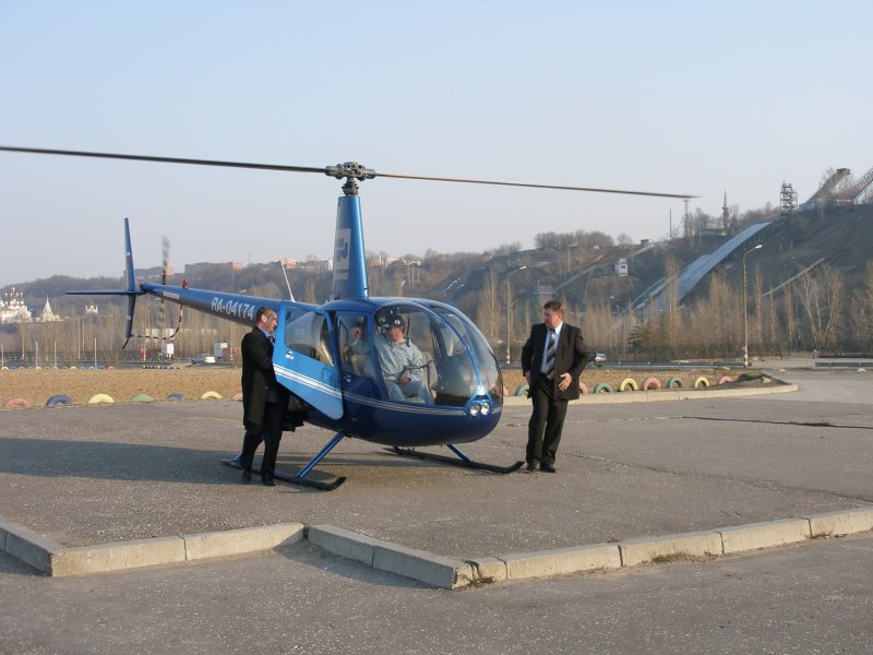 Вертолет зима r44 Heliport