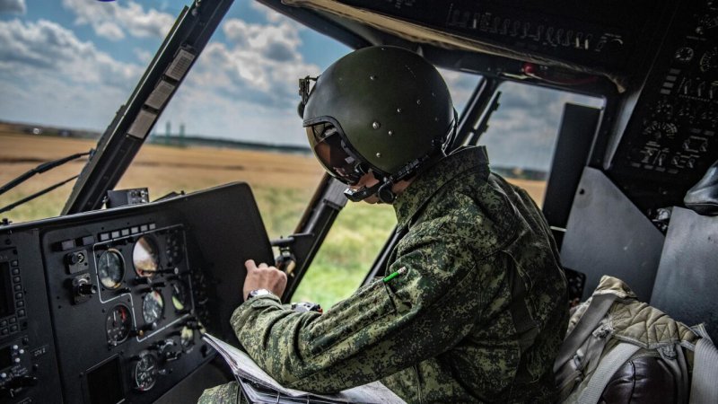 Военный летчик вертолета