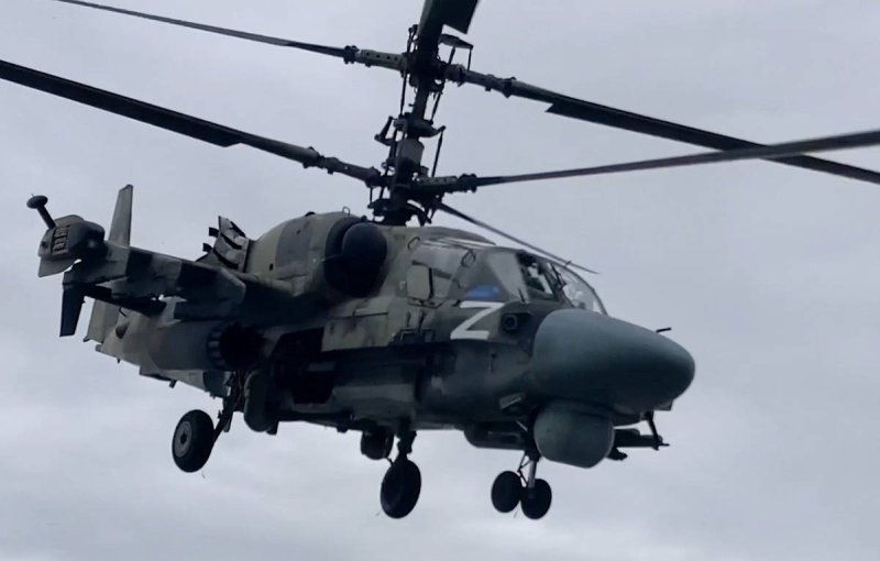 Военный вертолёт в воздухе